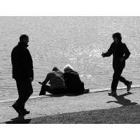 2020_1545 Frühling - Fussgänger und Walker am Stadtparksee im Gegenlicht.jpg  | 